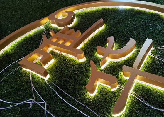 凤山门头上的发光字你选对了吗?